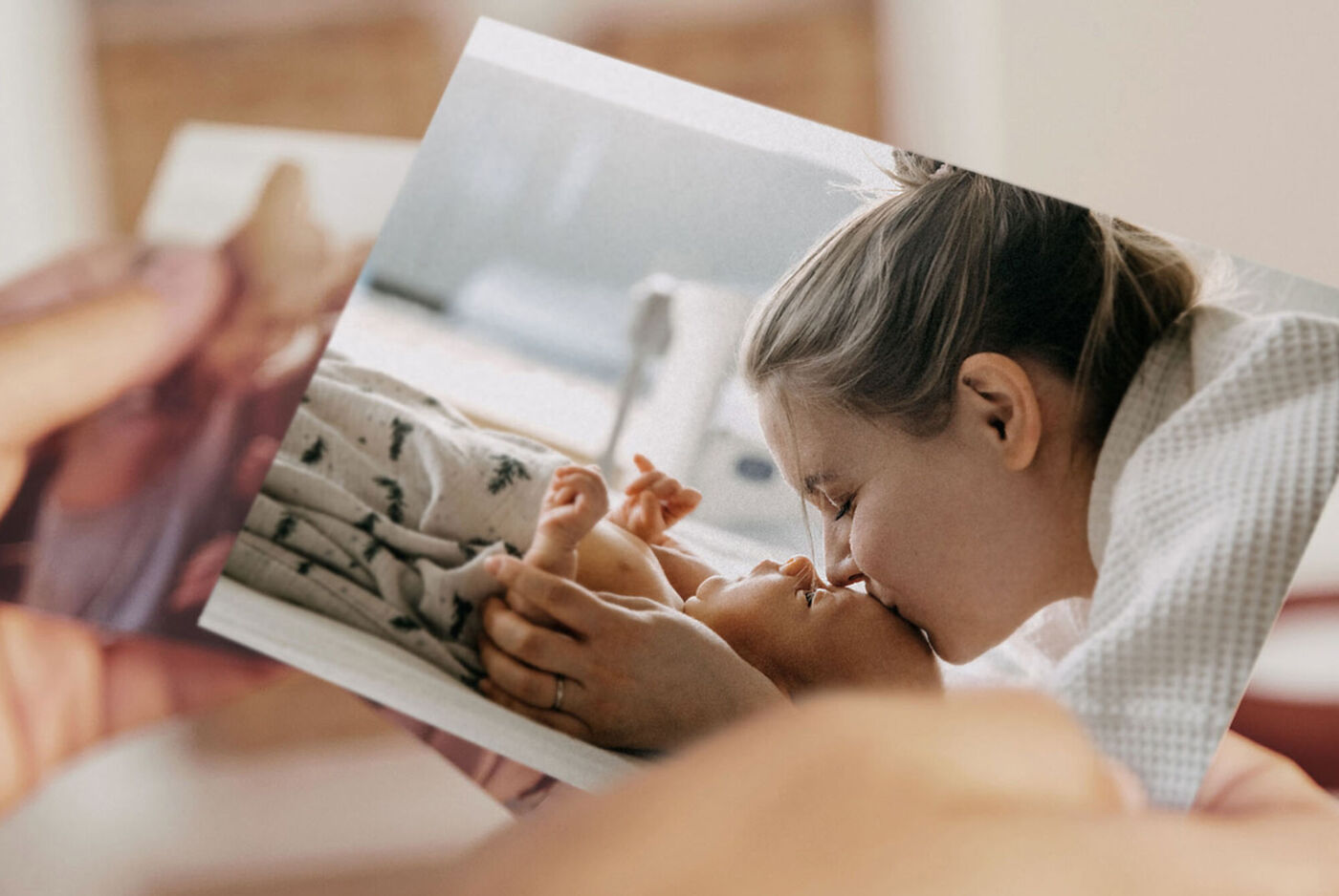 Eine liebevolle Momentaufnahme einer Mutter mit ihrem Baby. Sie erleben einen innigen Moment des Teilens und der Verbindung.