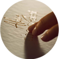 Eine Hand platziert liebevoll Ziffern auf einem Hochzeitsalbum.
