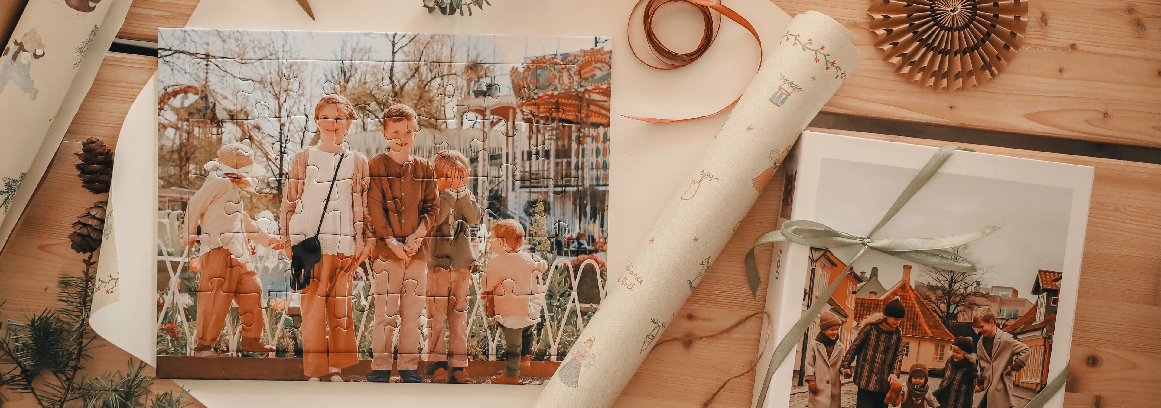 Eine fröhliche Familie steht vor einem Karussell im Park, umgeben von Geschenken und Weihnachtsdekoration.