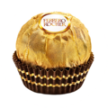 Eine goldene Ferrero Rocher Praline in einer pappigen Hülle. Sie glänzt verführerisch und hat eine weiße Etikette mit dem Logo.