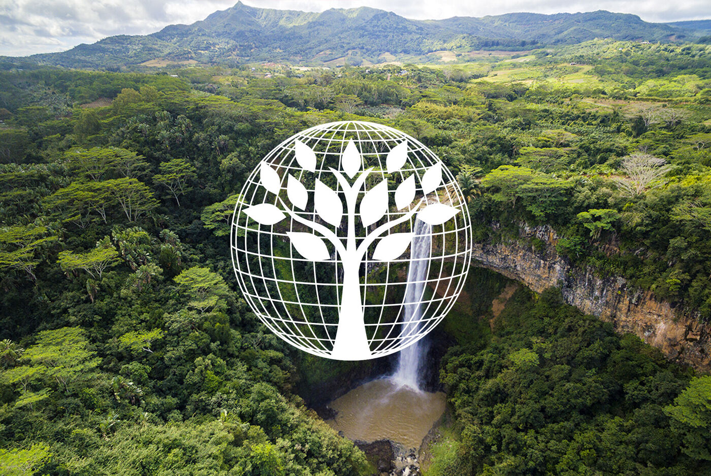 Eine symbolische Darstellung eines Globus mit einem Baum, umgeben von grüner Natur und einem Wasserfall im Hintergrund.