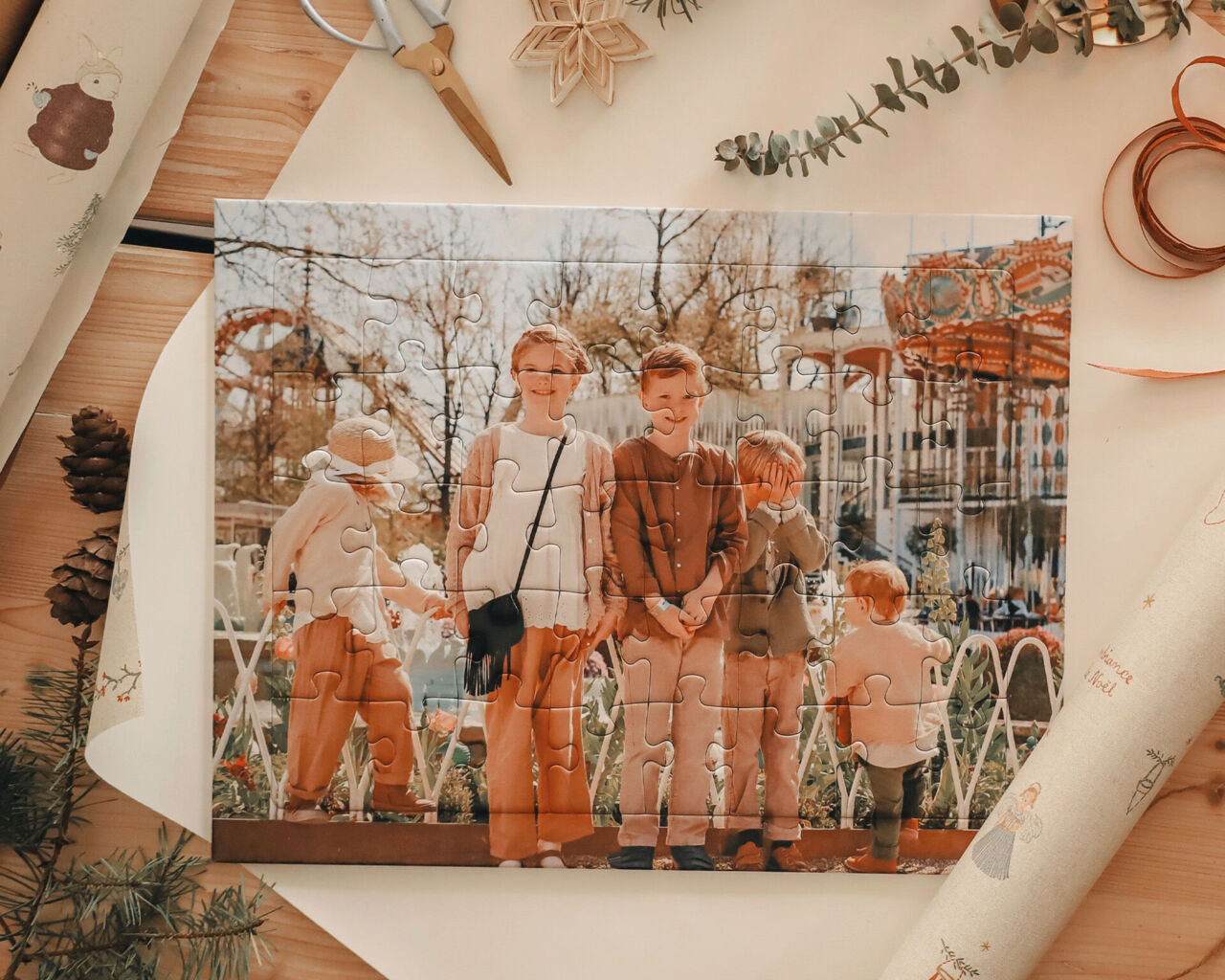 Fünf Kinder stehen auf einem Platz, umgeben von einer attraktiven Karussell-Landschaft.