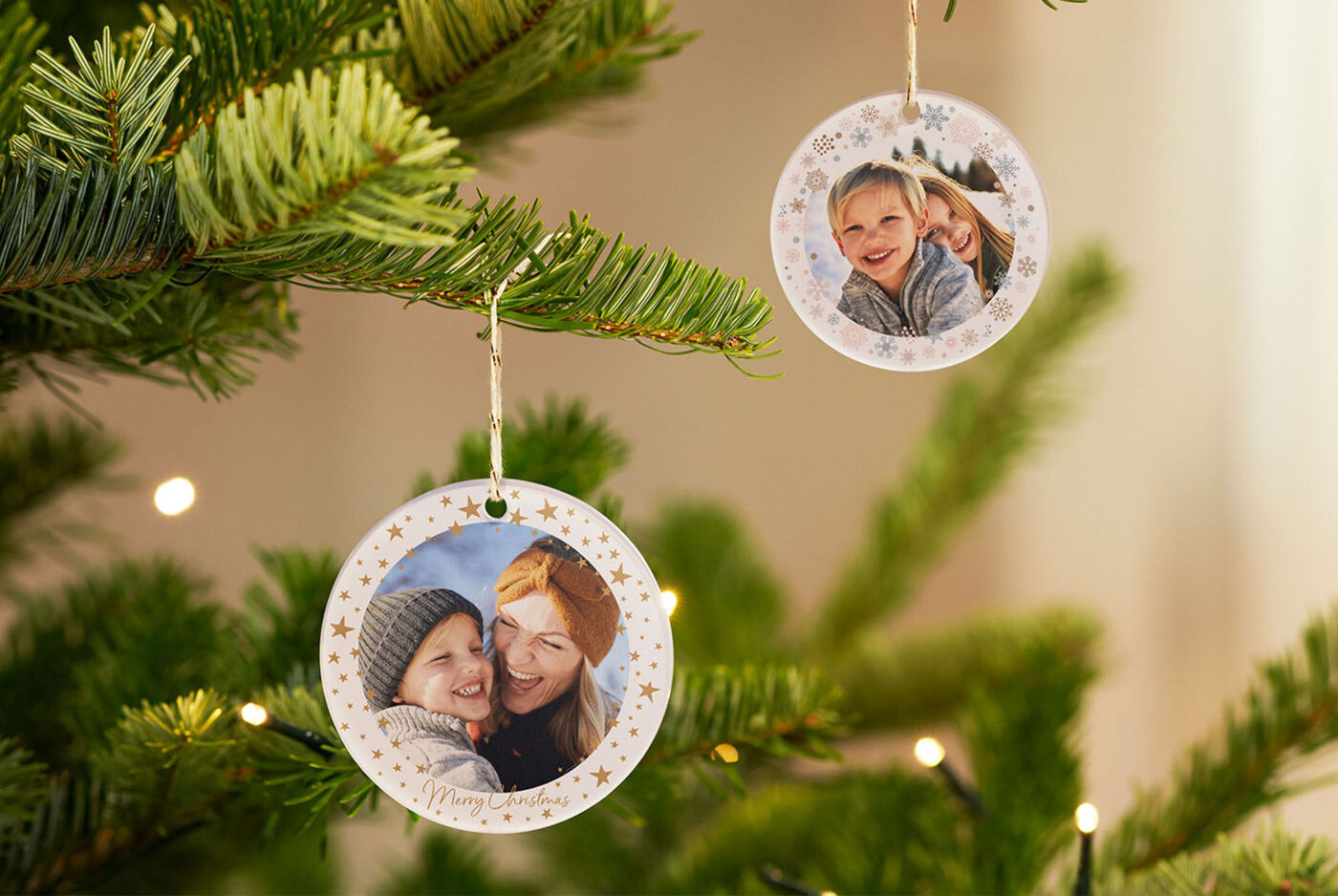 Kreative Weihnachtsbaumdekoration mit Fotokugeln