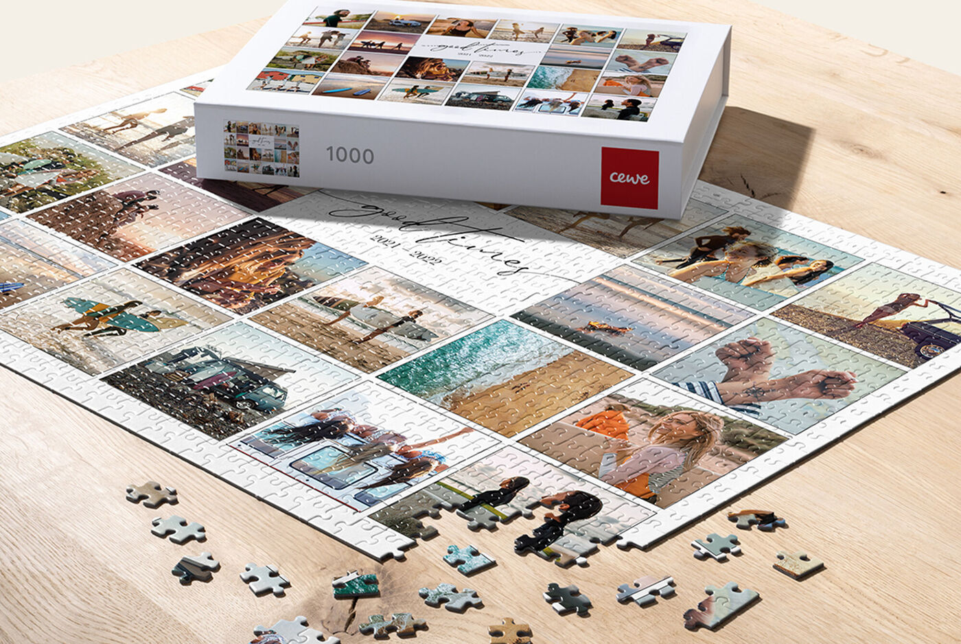 Ein CEWE Puzzle mit 1000 Teilen auf einem Tisch, das verschiedene Fotos zeigt, einschließlich Reisemomente und fröhlicher Familienbilder