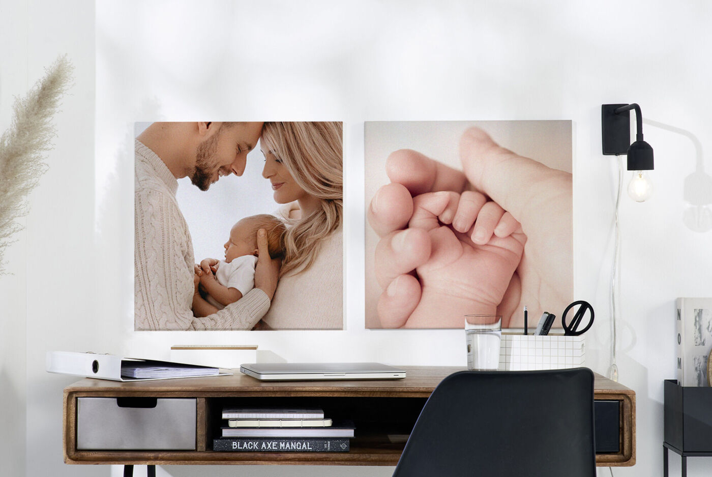 Zwei Bilder an einer Wand. Links eine beruhigende Szene mit einer Person, die ein Baby hält. Rechts eine Nahaufnahme von Babyhänden. Modern und einladend gestaltet.
