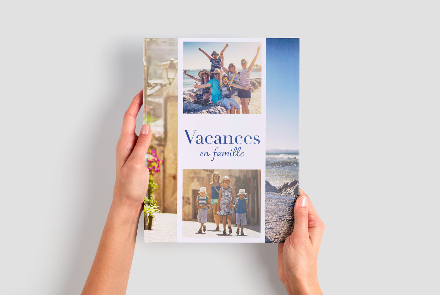 Eine Hand hält ein CEWE Fotobuch mit Fotos von einer Familie im Urlaub.