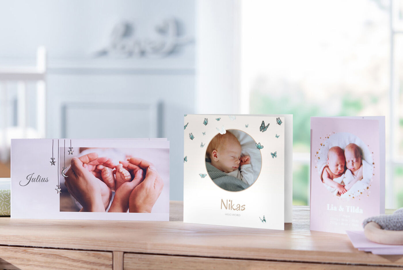 Drei liebevoll gestaltete CEWE Grußkarten mit babyhaften Motiven, die Freude und Zuneigung ausstrahlen