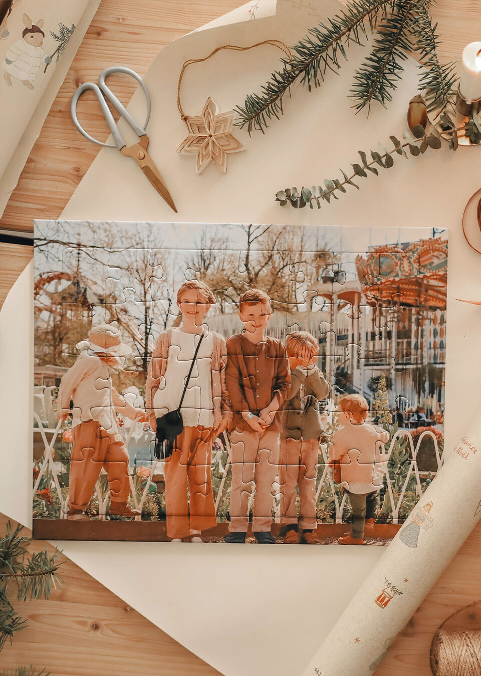 Puzzle mit glücklichen Kindern im Park, umgeben von Geschenken und Dekoration.