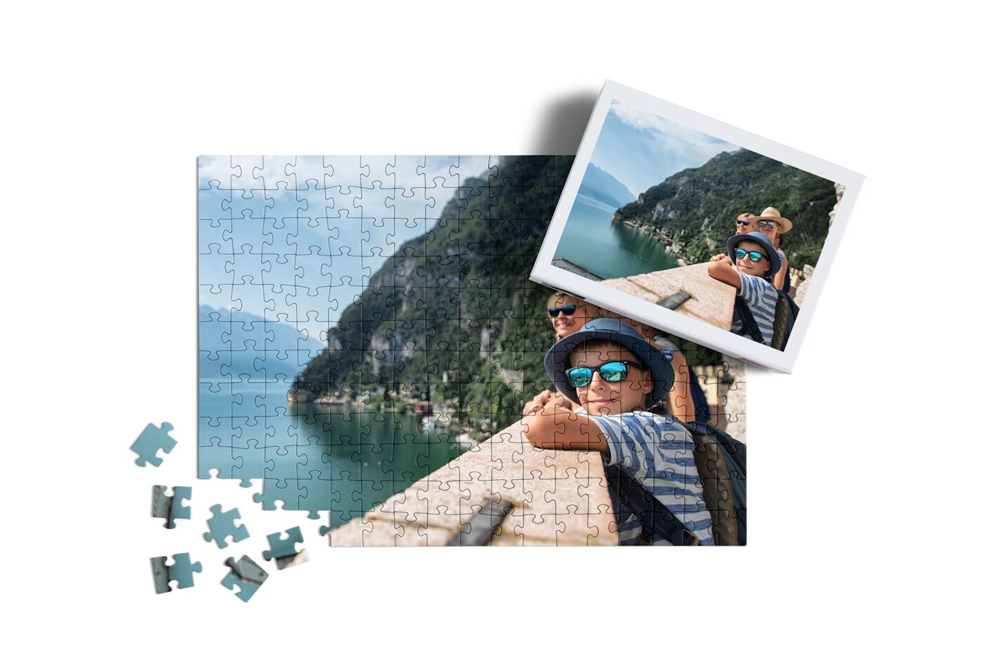 Fotopuzzle einer Familie an einem See mit Bergen, neben dem Beispielfoto.