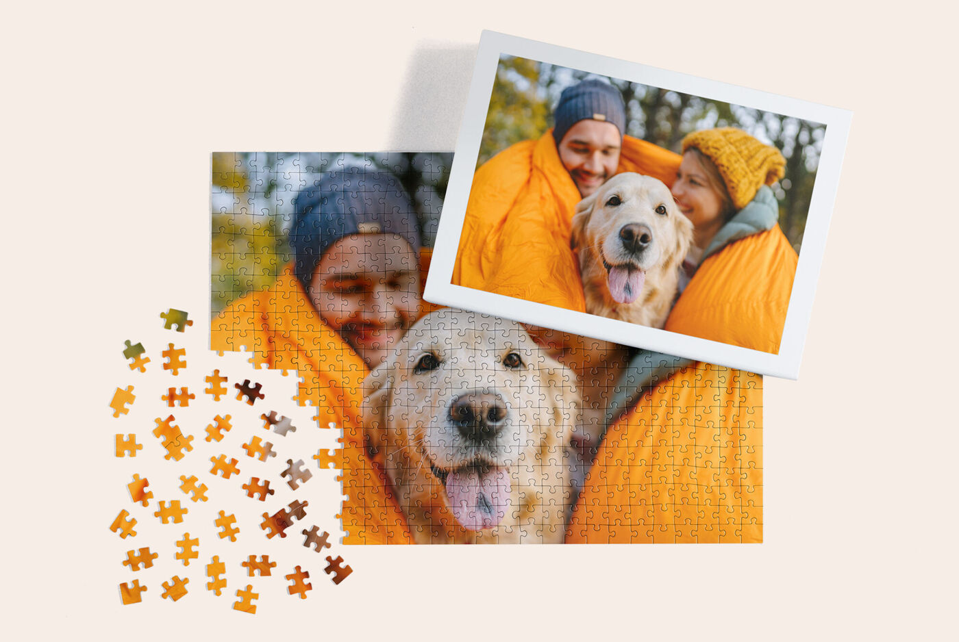 Fotopuzzle eines Paares, das zusammen mit seinem Hund im Wald posiert, neben dem Beispielfoto.
