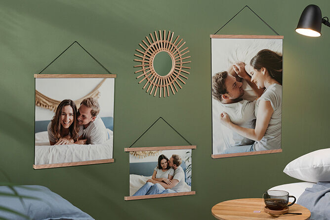 Zwei Wandbilder mit freundlichen Paaren in einem gemütlichen Schlafzimmer, umgeben von sanftem Grün und warmem Licht.