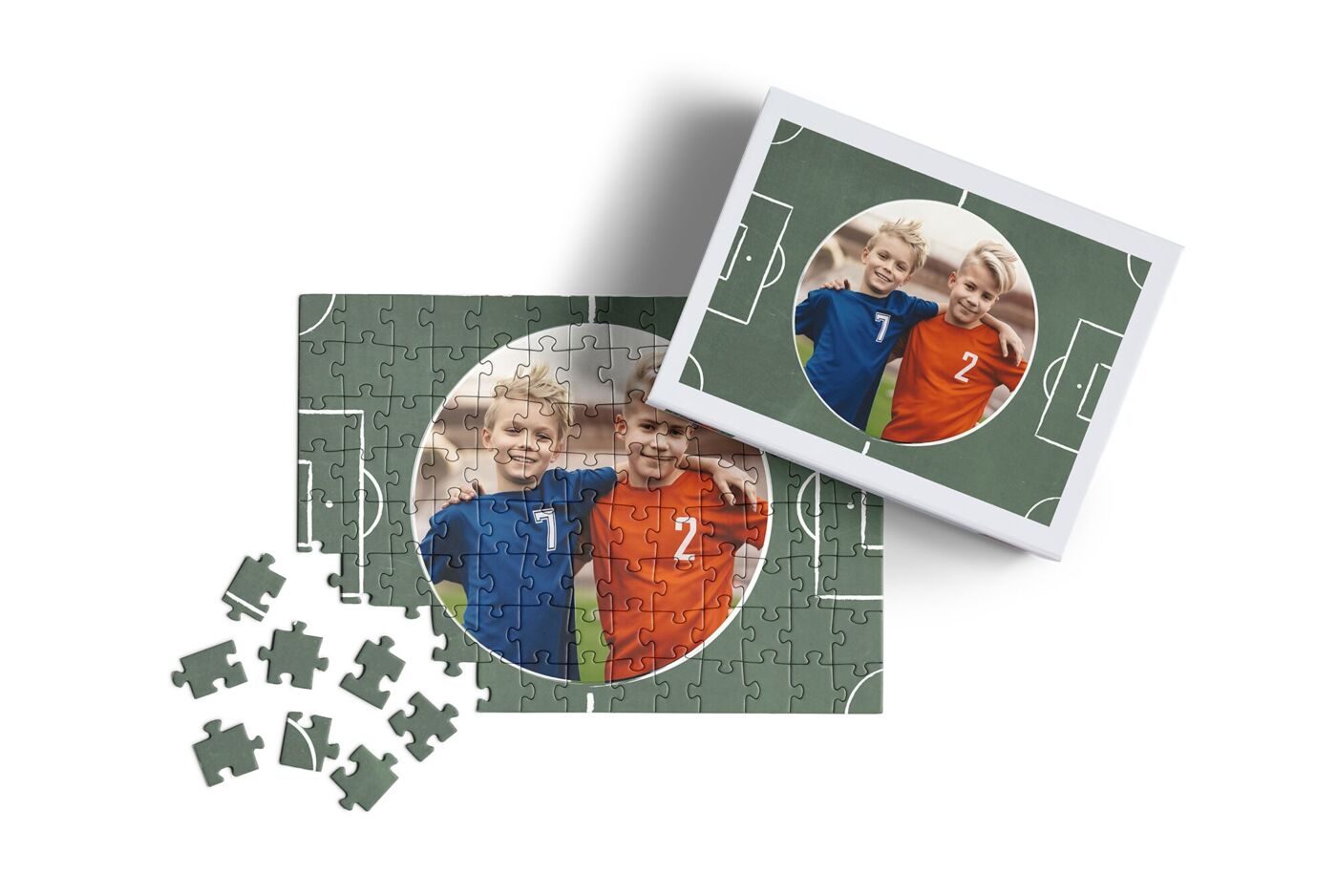 Fotopuzzle mit einem Bild von zwei Kindern in Fußballtrikots auf einem Fußballplatz, neben dem Beispielfoto.
