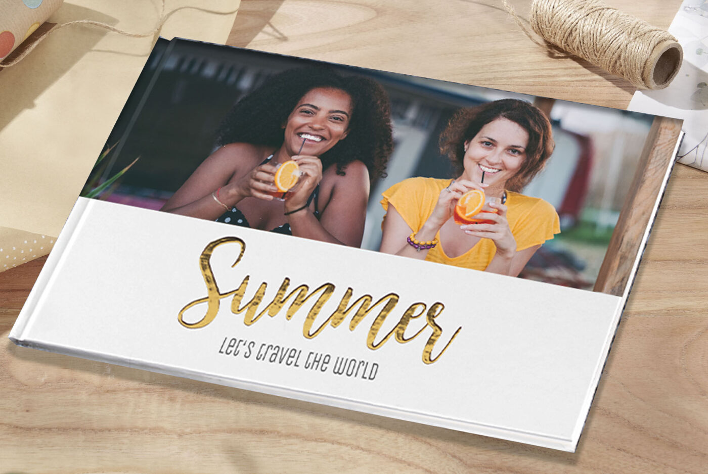 Zwei Frauen halten frische Getränke in einem CEWE FOTOBUCH mit dem Titel 'Summer'.