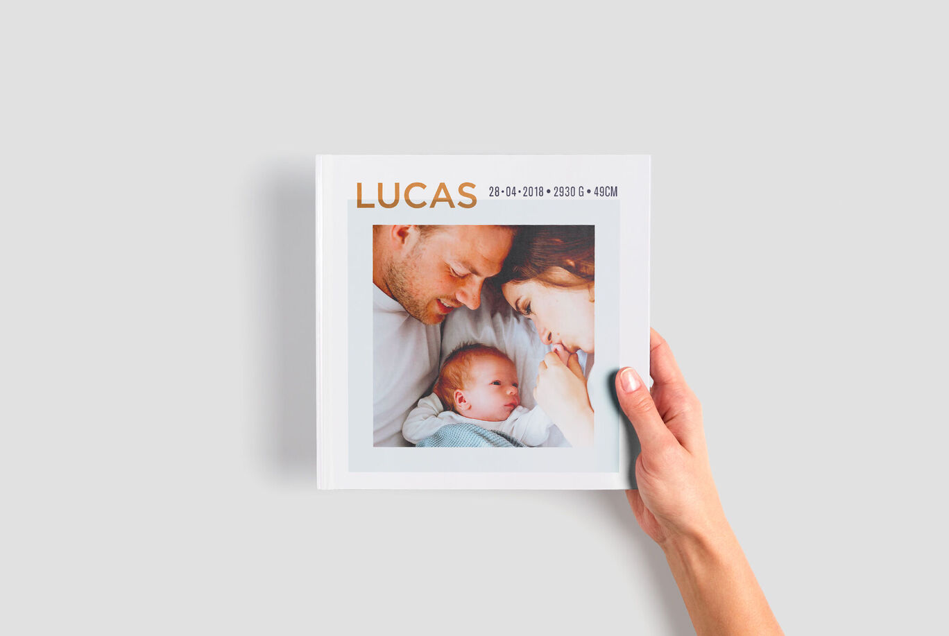 Ein liebevolles Fotobuch mit dem Namen Lucas, das einen Schnappschuss einer Familie zeigt