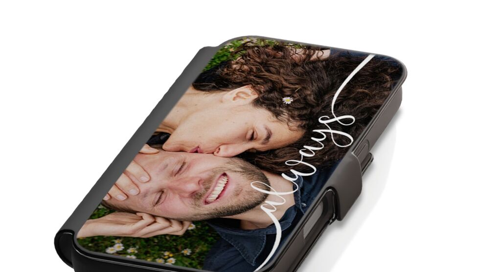 Personalisierte Klapphülle mit einem Paarfoto.