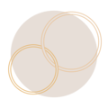 Zwei überlappende Ringe auf einem sanften, beige Hintergrund