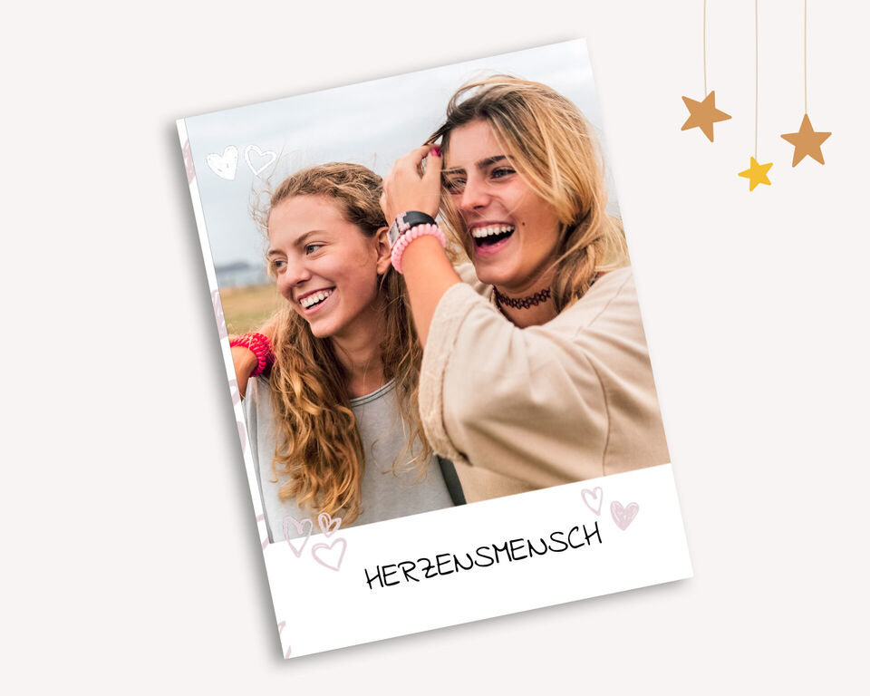 Bunt gestaltetes Fotobuch mit fröhlichen Menschen.