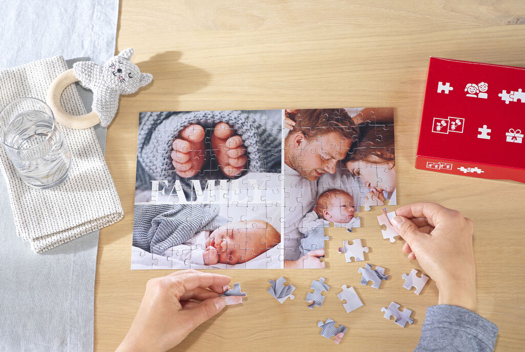 Zwei liebevolle Bilder mit einem Puzzle aus Fotos einer Familie und kleinen Teile auf einem Holztisch.
