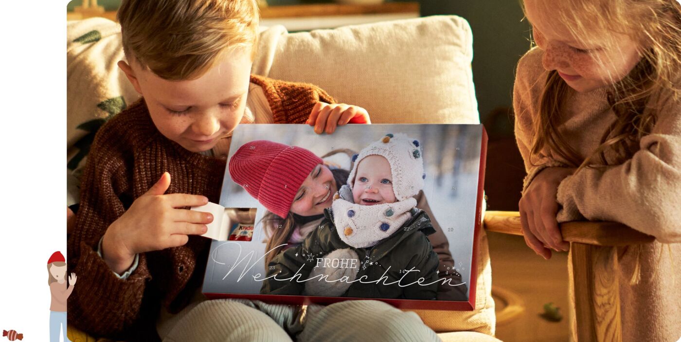 Zwei Kinder öffnen ein Türchen eines CEWE Adventskalenders mit Winterfoto und der Aufschrift „Frohe Weihnachten“ im warmen Licht