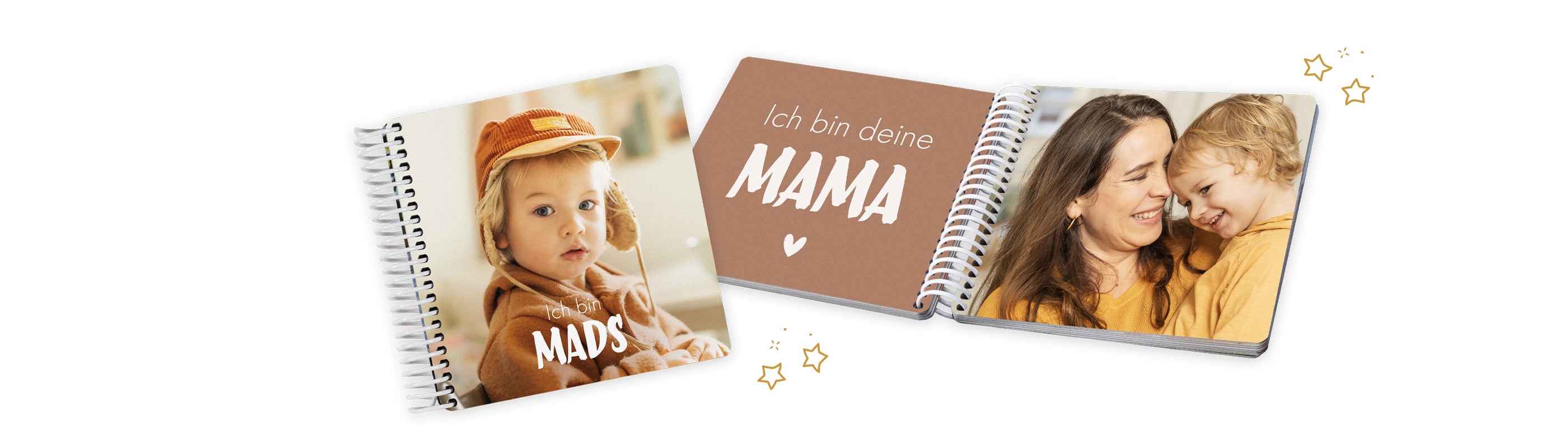 Zwei personalisierte Fotobücher auf einem Tisch. Eines zeigt einen Jungen mit einem Hut und das andere zwei Mädchen in ähnlichen Farben. Beide Bücher sind liebevoll gestaltet und vermitteln Freude.
