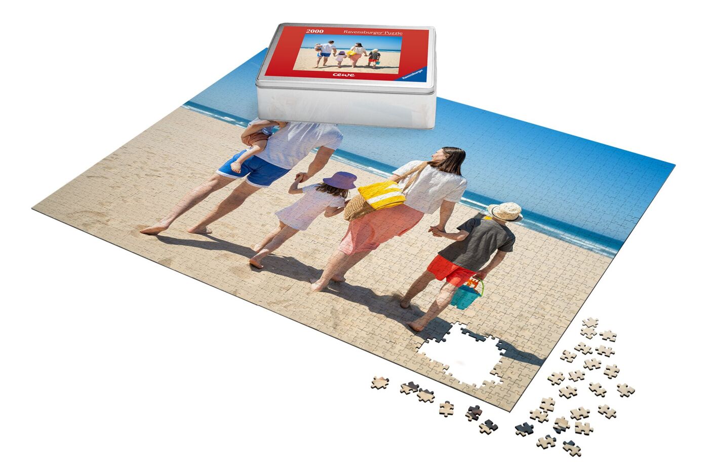 Personalisiertes Fotopuzzle mit einer Familie, die Hand in Hand am Strand entlangläuft, und einzelnen Puzzleteilen drumherum