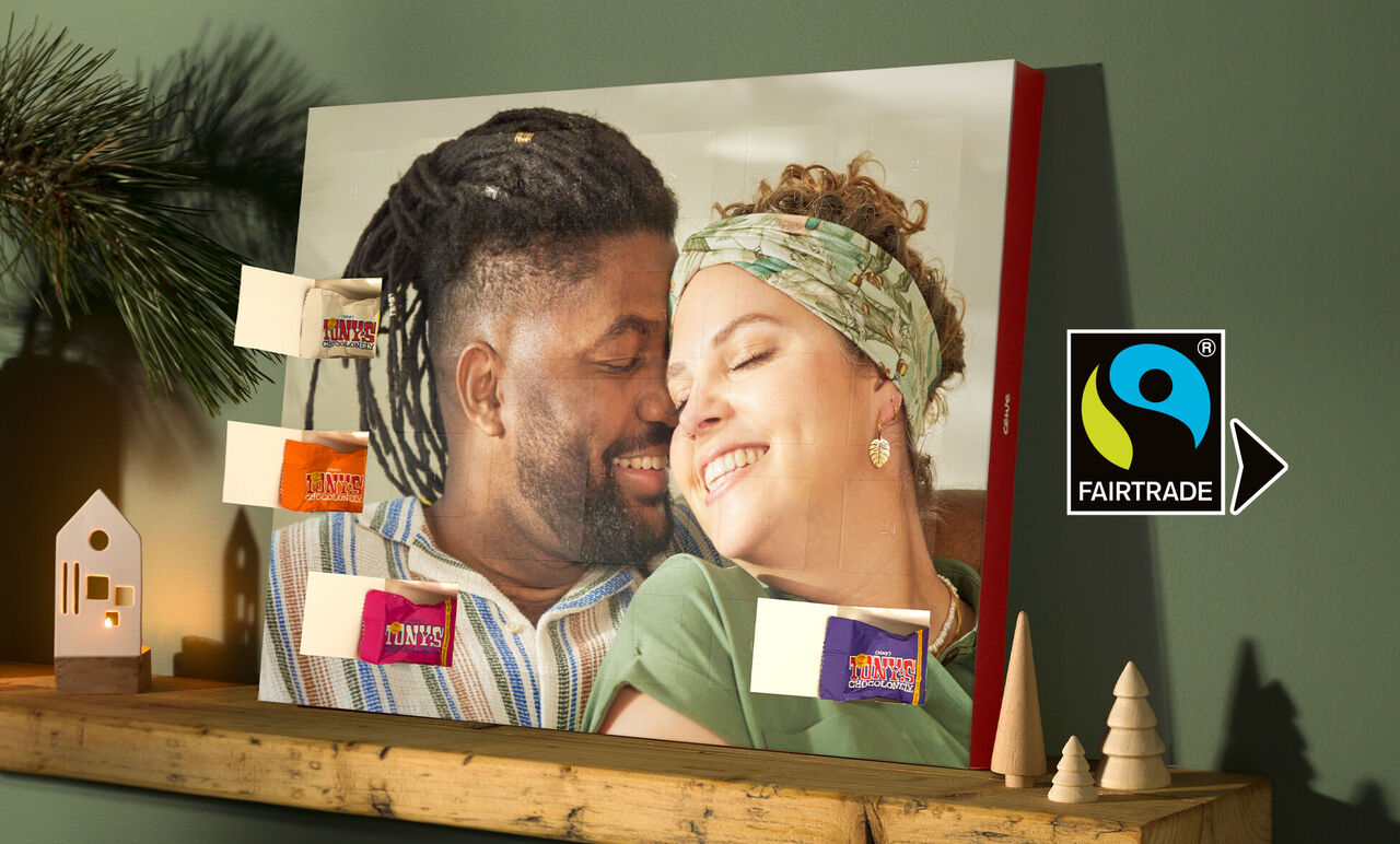 A beautiful wall picture with a friendly scene of two people together, surrounded by gifts and a Fairtrade seal. The image radiates joy and connection.