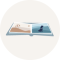 Livre-photo ouvert avec des souvenirs de voyage : plage et chien.