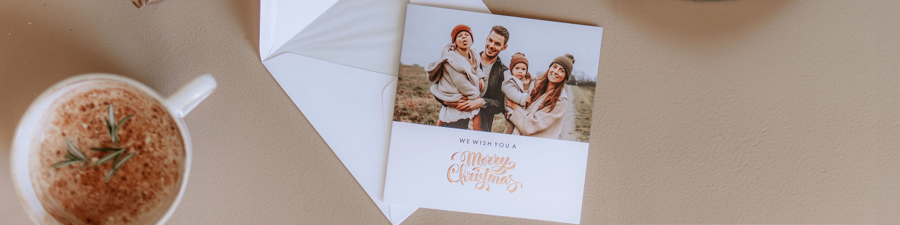 Carte de vœux familiale avec une photo en extérieur.