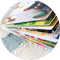 Gros plan d’un album photo coloré posé sur une surface douce.