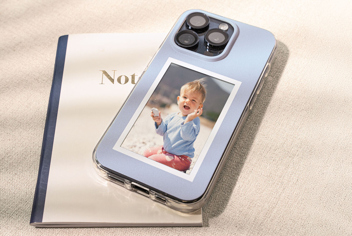 Un téléphone mobile avec une photo et un carnet.