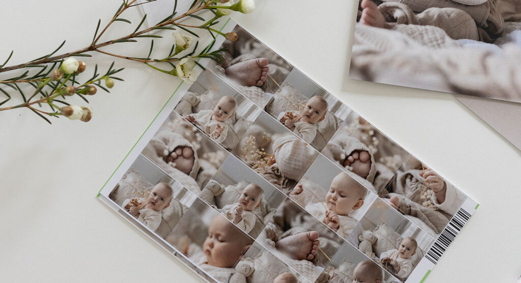 Collage de clichés d'un bébé avec des poses variées entourées de textiles doux et détails affectueux.