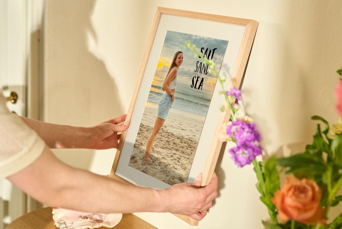 Magnifique décoration murale représentant une femme sur la plage.