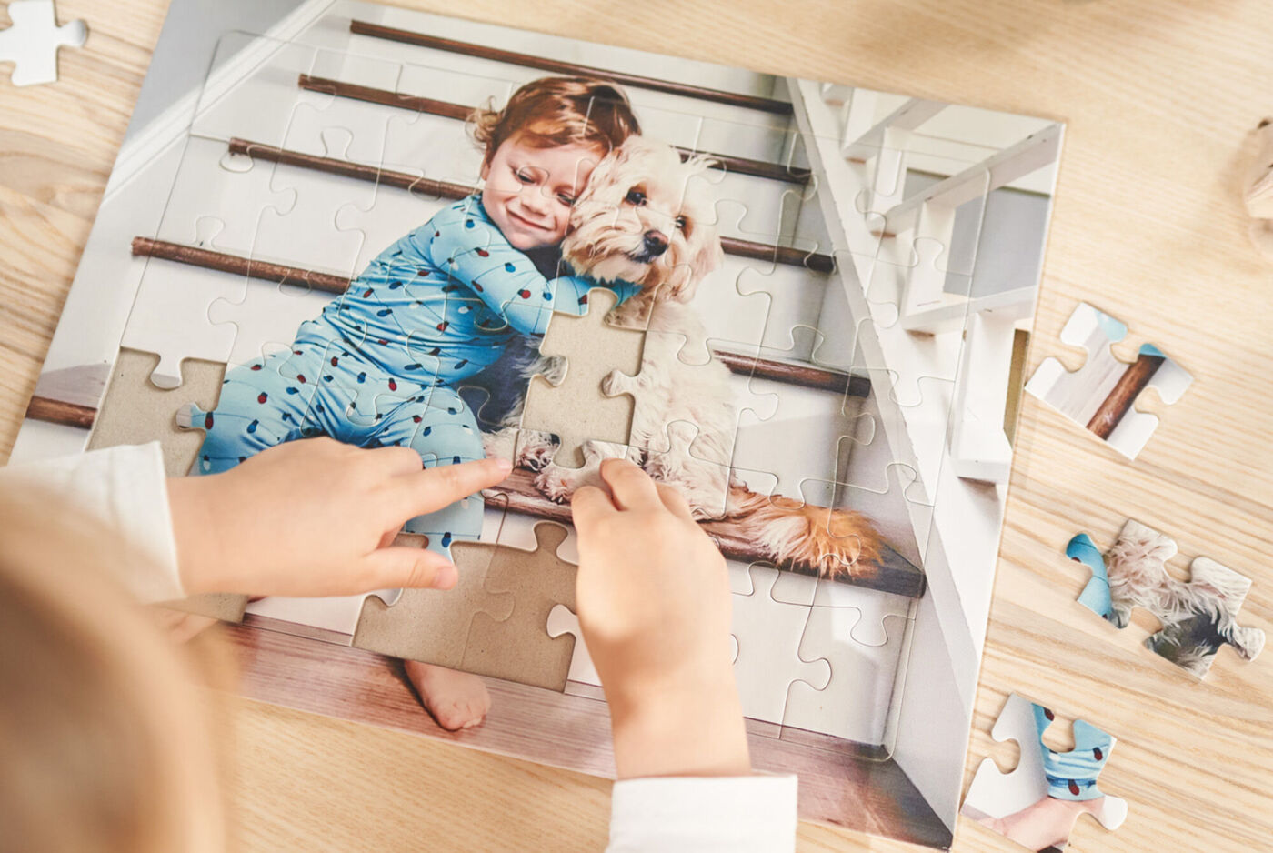 Un enfant place une pièce sur un puzzle avec un chien.